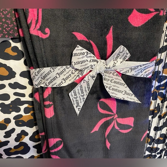 JUICY COUTURE HOME LARGE PLUSH PRINTED THROW - Picture 7 of 9